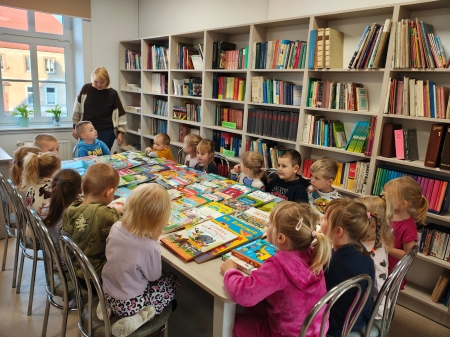 Wizyta przedszkolaków w bibliotece